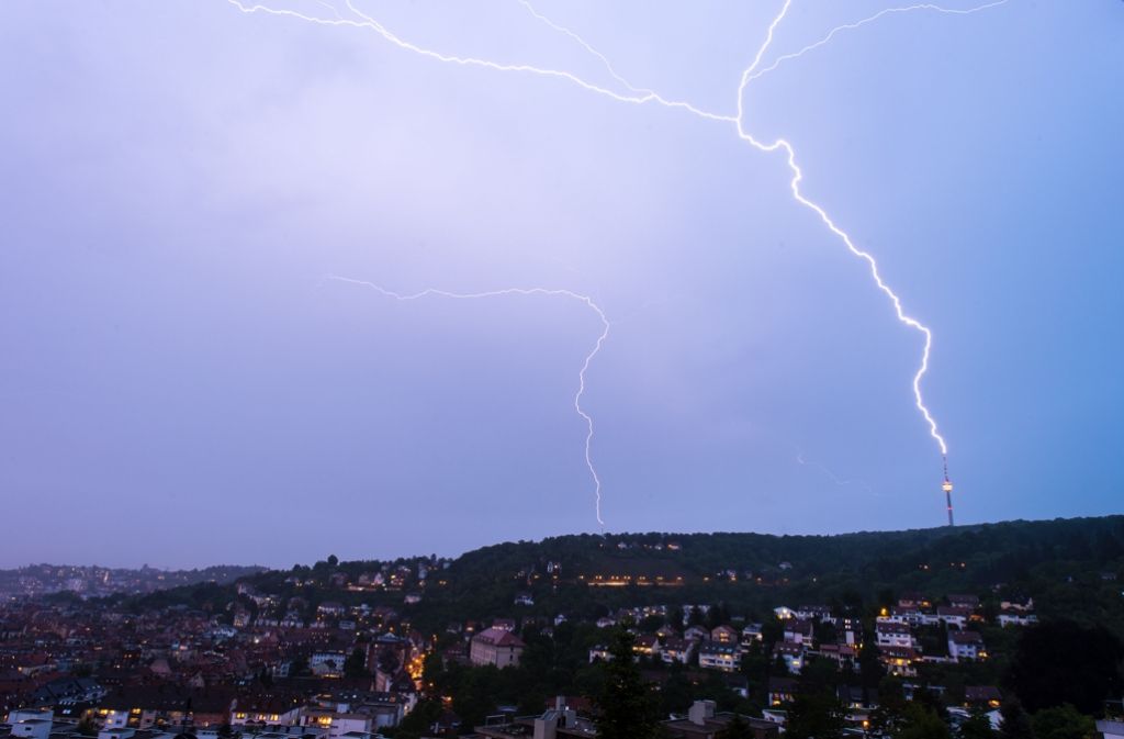 Blitzeinschläge beim Stuttgarter Fernsehturm: Im Südwesten hat es trotz einiger Unwetter in den vergangenen Monaten vergleichsweise wenig Blitzeinschläge gegeben. Foto: 7aktuell.de/Gerlach