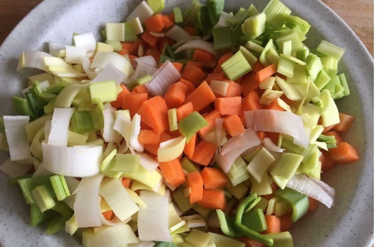 Das Gemüse in Würfel schneiden, je nach Geschmack auch wesentlich kleiner!
