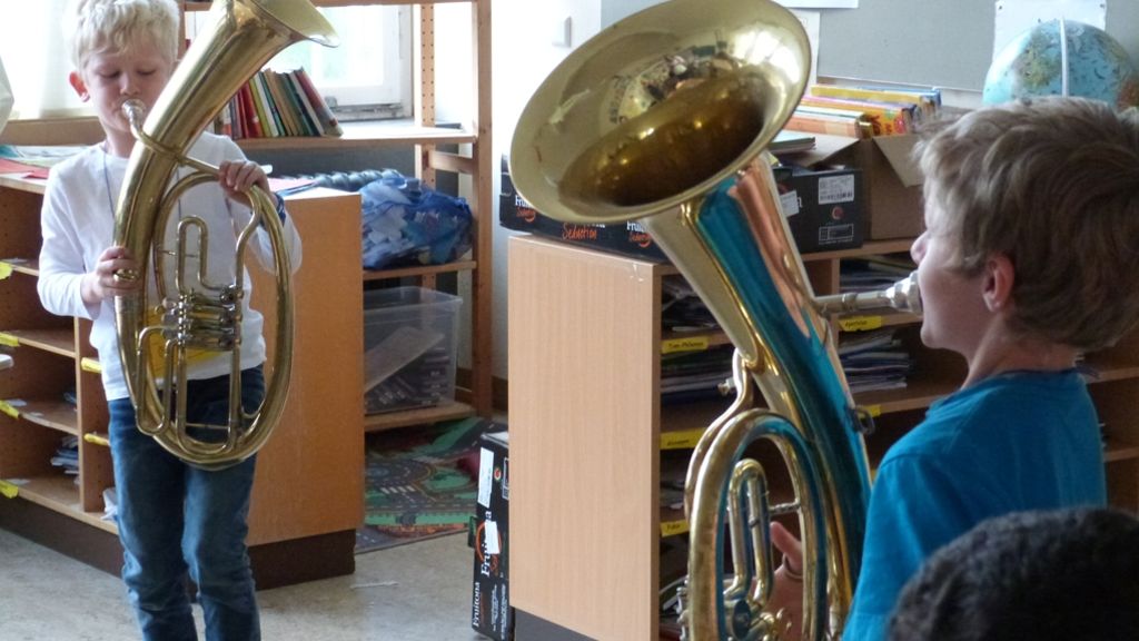  Flöte, Trompete, Tuba: Einen Schnuppertag hat der Musikverein Bad Cannstatt vor den Sommerferien in der Sommerrainschule veranstaltet. Die Grundschüler durften die verschiedenen Instrumente ausprobieren und schauen, welches ihnen am besten gefällt. 