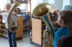Sommerrainschüler probieren Instrumente aus
