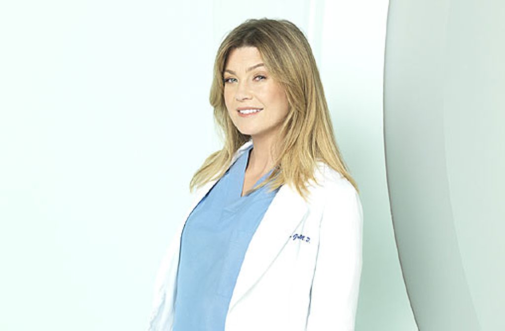 In der sechsten Staffel war Ellen Pompeo schwanger und versteckte ihren Babybauch unter dem Arztkittel hinter Krankenakten. In Staffel 7 versucht ihr Seriencharakter Meredith Grey, ein Kind zu bekommen. Doch das ist nach der Fehlgeburt im Finale von Staffel 6 nicht so einfach...