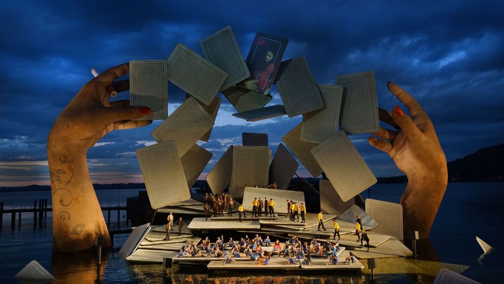 „Carmen“ auf der Bregenzer Seebühne: Opernmusical im Rausch der Farben