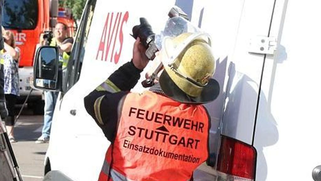 Fahrzeugbrand in Stuttgart: Auto verbrennt mitten im Berufsverkehr