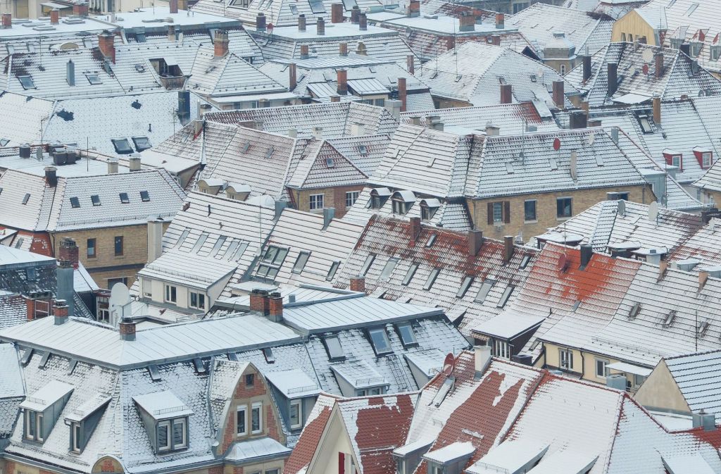 Weil die Kessellage es in Stuttgart möglich macht, die winterliche Landeshauptstadt mit weißer Mütze von oben zu betrachten. Aussichtspunkte dafür gibt es genügend.