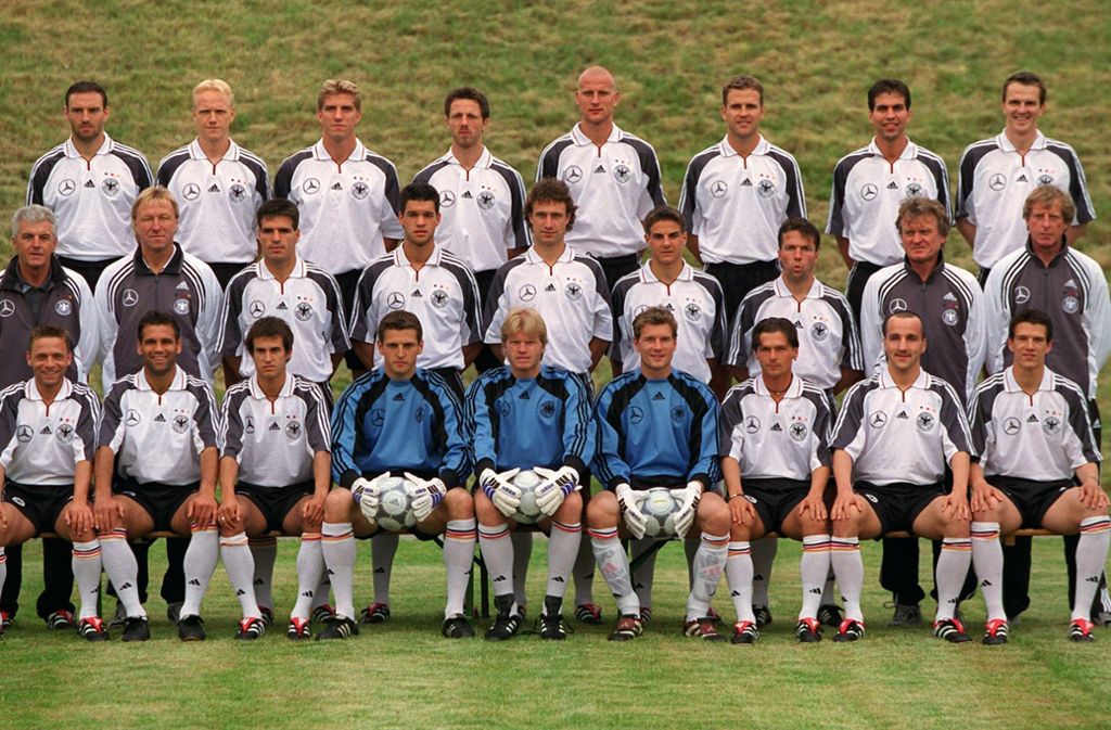 Weißes Shirt mit dunkelgrauen Ärmeln – so trat das deutsche Team bei der enttäuschenden EM 2000 an.