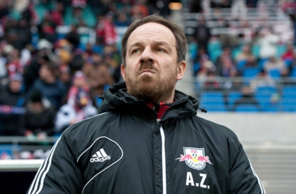 Alexander Zorniger übernimmt das Traineramt beim VfB Stuttgart im Juni 2015. Nach einer Serie von Niederlagen in der Saison 2015/2016 trennen sich Trainer und Verein aber im November bereits wieder.
