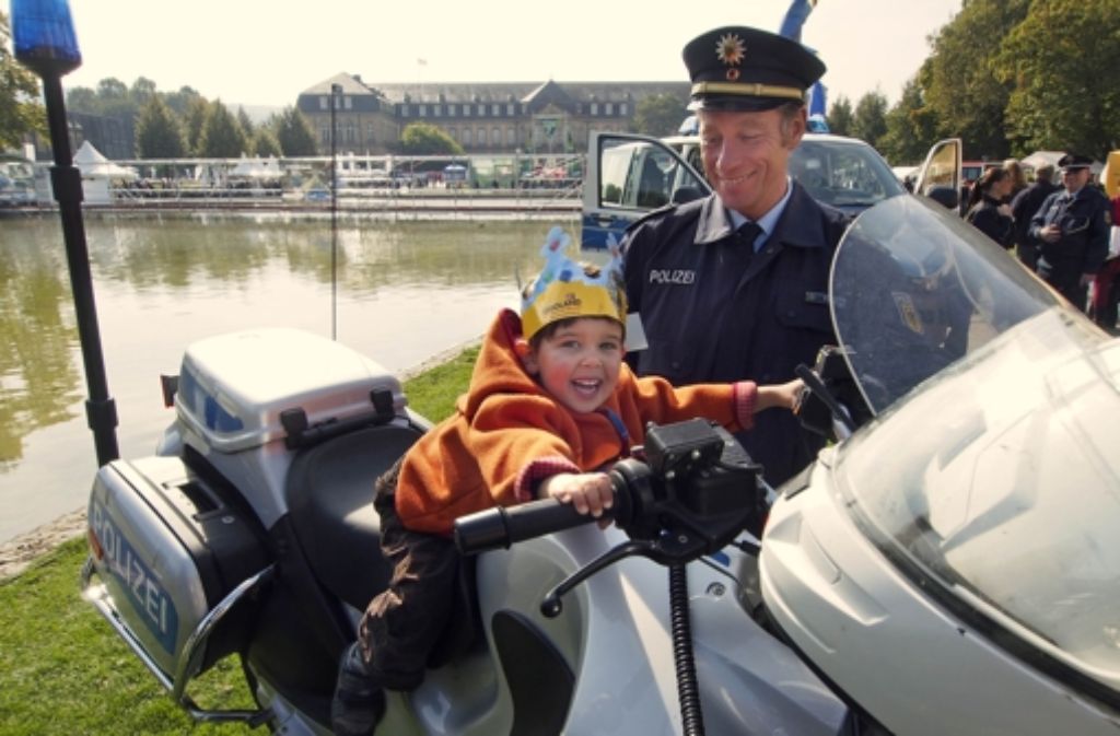 Davon träumen nicht nur die Kleinen: einmal auf einem Polizeimotorrad zu sitzen. Auf der Blaulichtmeile präsentiert sich auch die Feuerwehr.