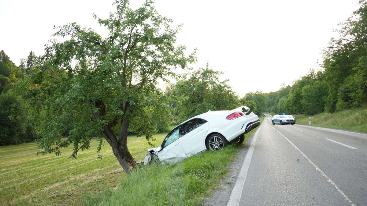 Unfall zwischen Waldenbuch und Schönaich: Erst in Gegenverkehr, dann gegen Baum geprallt