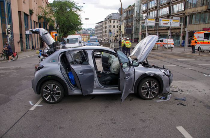 Unfall auf Kreuzung sorgt für Verkehrsbehinderungen