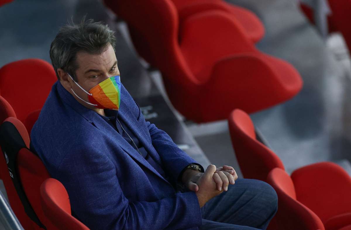 CSU-Chef Markus Söder mit einer Regenbogen-Maske, ...