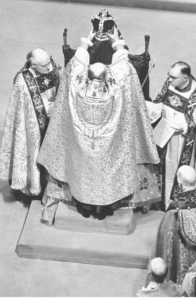 ... doch 1952 stirbt Elizabeths Vater König George VI. - und plötzlich ist die junge Ehefrau und Mutter Königin. Am 2. Juni 1953 wird Elizabeth in Westminster Abbey gekrönt.