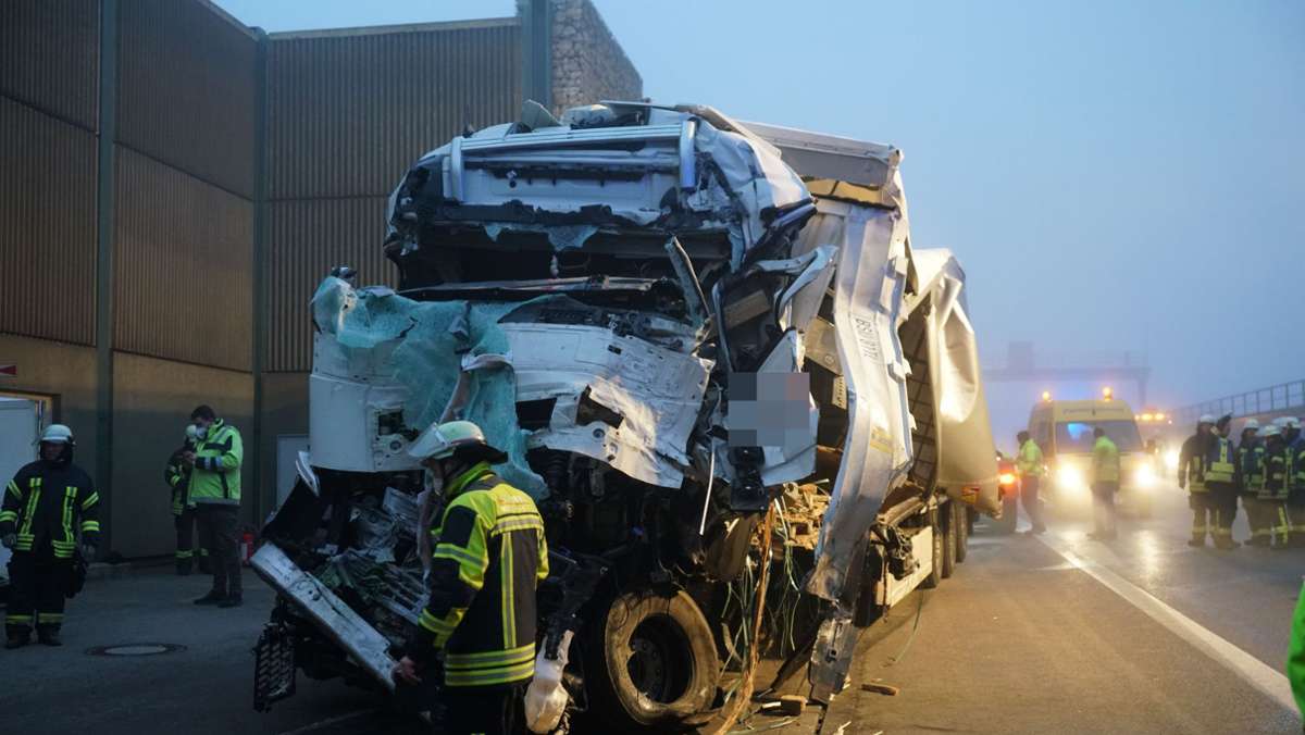  Ein Lkw-Fahrer prallt mit seinem Laster auf Autobahn 8 gegen einen Tunnel – der 28-Jährige kommt ums Leben. Die A8 bleibt voraussichtlich noch bis in die Morgenstunden am Donnerstag voll gesperrt. 