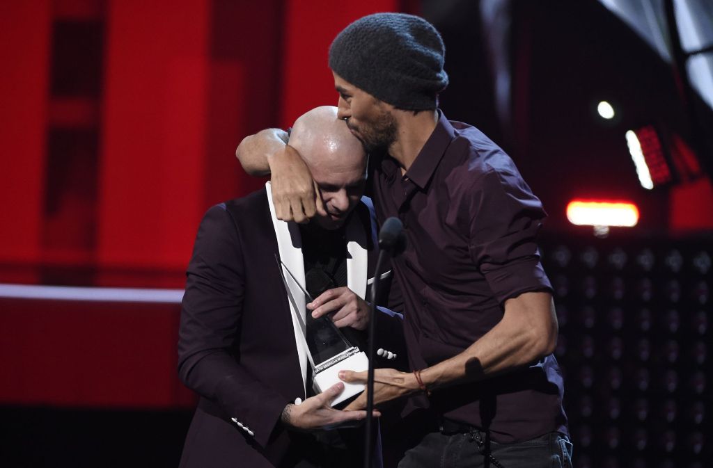 Pitbull überreichte einen Award an Frauenschwarm Enrique Iglesias. Der küsste den US-amerikanischen Rapper vor Freude auf die Glatze.