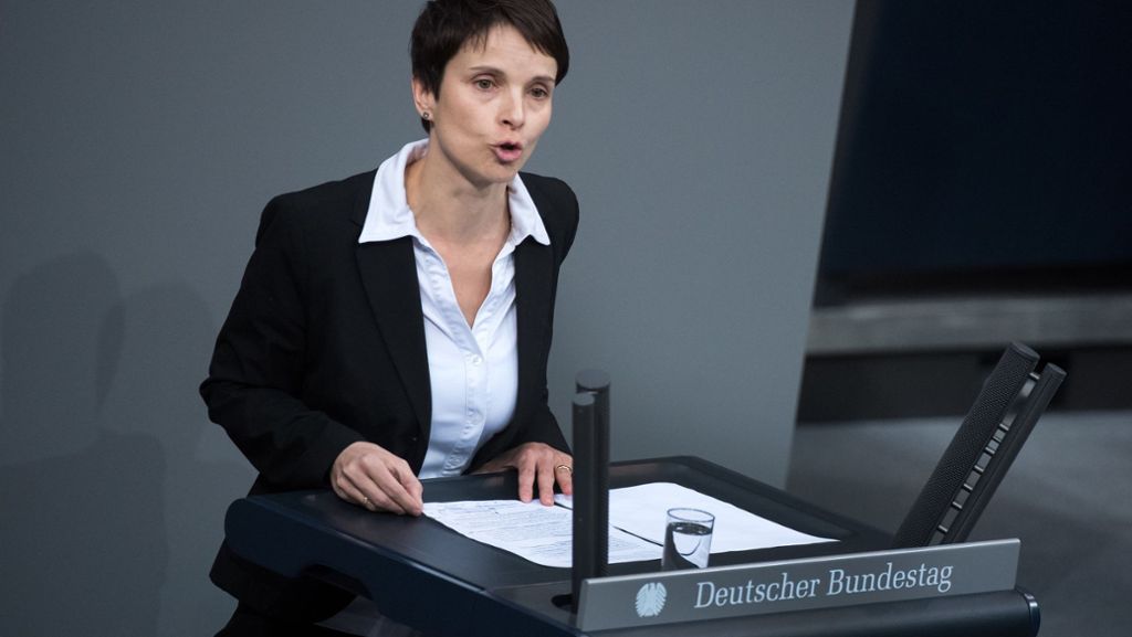  Die Rechnung einer Beraterfirma könnte Frauke Petry nach Jahren auf die Füße fallen. Die Staatsanwaltschaft wirft ihr Subventionsbetrug und Steuerhinterziehung vor. Der Bundestag gibt grünes Licht für ein Strafverfahren. 