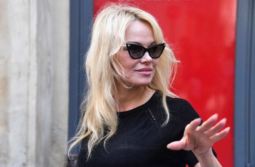 Pamela Anderson ist mit dem französischen Nationalspieler Adil Rami liiert. Foto: AFP