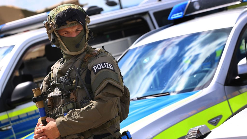 SEK-Einsatz in Augsburg: Möglicherweise Bewaffneter verschanzt sich in Wohnung