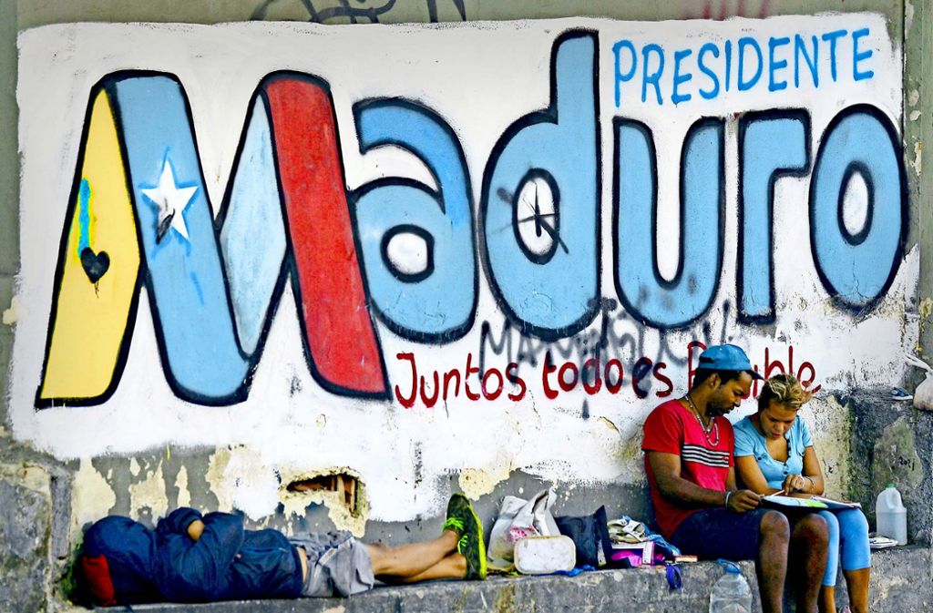 Ein Land am Abgrund: Henri Falcon (unten) dürfte bei der Präsidentschaftswahl am Sonntag kaum Chancen gegen den Amtsinhaber Nicolás Maduro haben. Foto: AFP