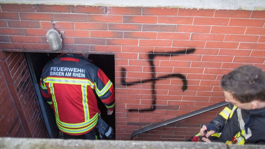 Hausbrand in Bingen: Hakenkreuze auf Hauswand geschmiert