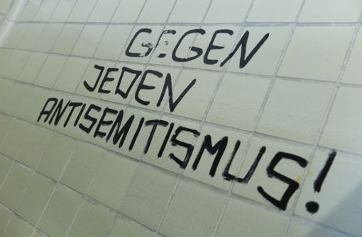 Dieses Archivfoto zeigt einen Wandspruch an der Marburger Universität. Die Kultusministerkonferenz berät zurzeit über die schulische Präventionsarbeit gegen Antisemitismus. Foto: dpa/Arne Dedert