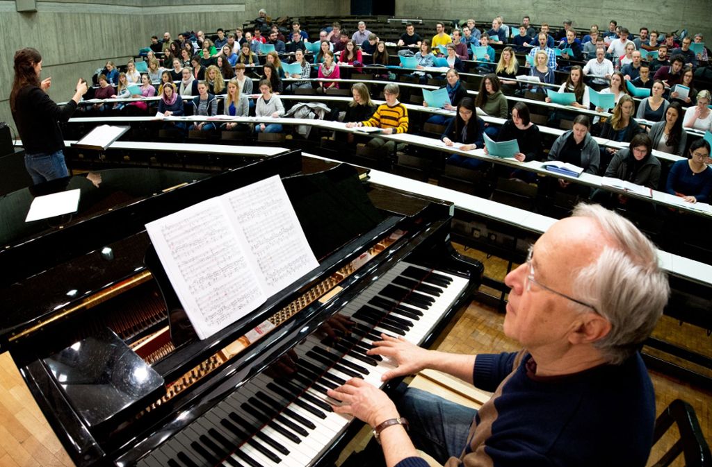 Der Akademische Chor der Uni Stuttgart probt in einem Hörsaal Foto: Lichtgut/Oliver Willikonsky