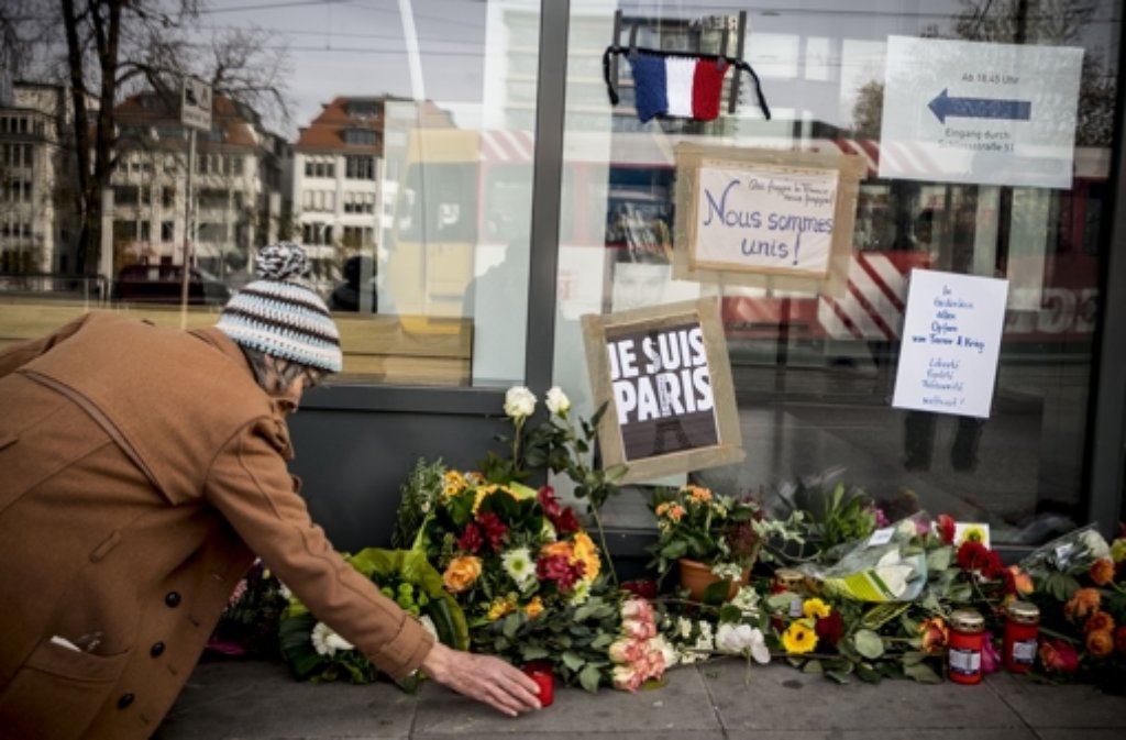 14. November: Die schrecklichen Terroranschläge von Paris haben auch in Stuttgart für Fassungslosigkeit gesorgt. Am Tag nach den Attentaten trauern auch die Stuttgarter mit den Franzosen. Hier geht es zum Artikel von damals