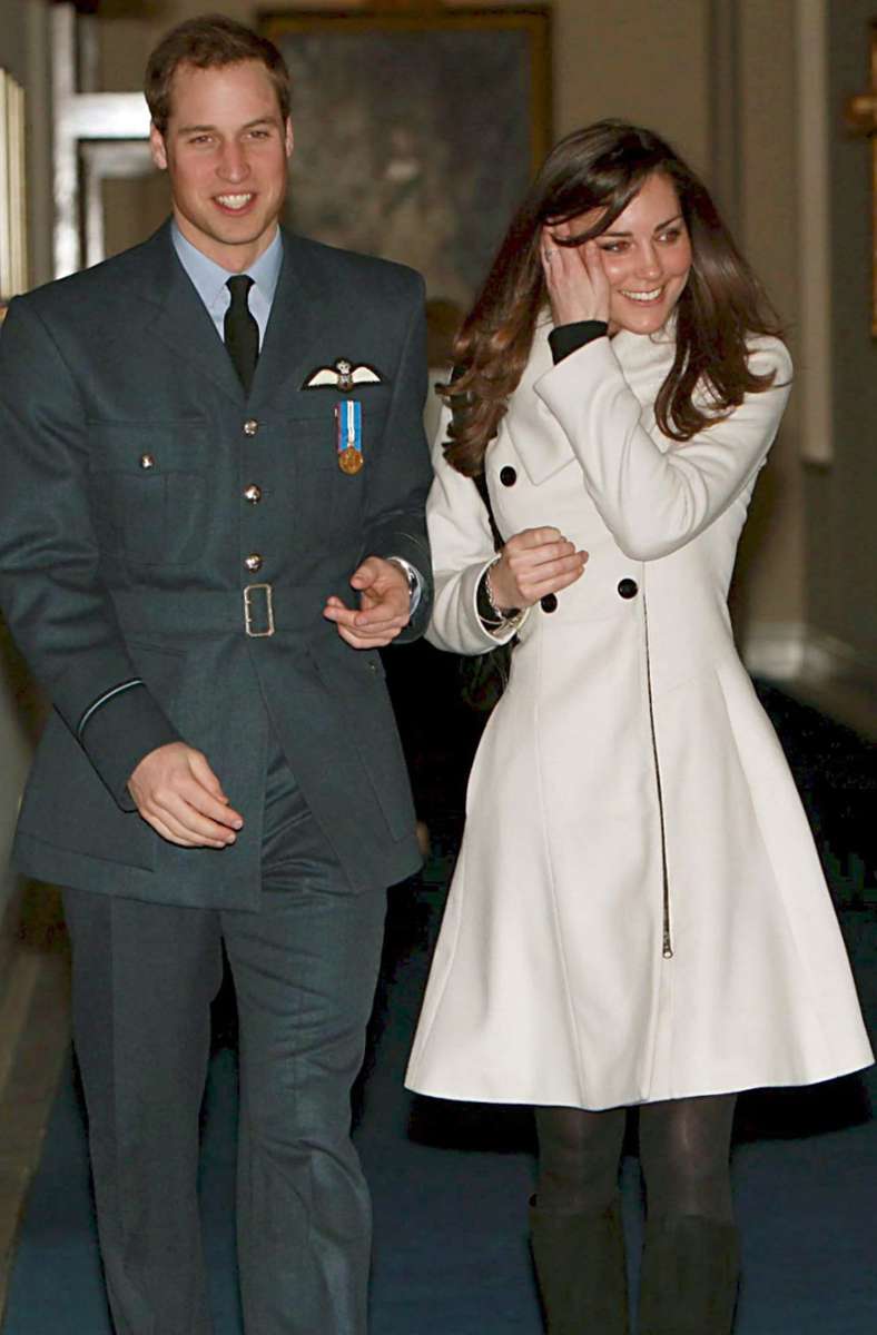2008 wurde Prinz William von seiner Freundin Kate Middleton zu seiner Abschlussfeier bei der Royal Air Force begleitet.