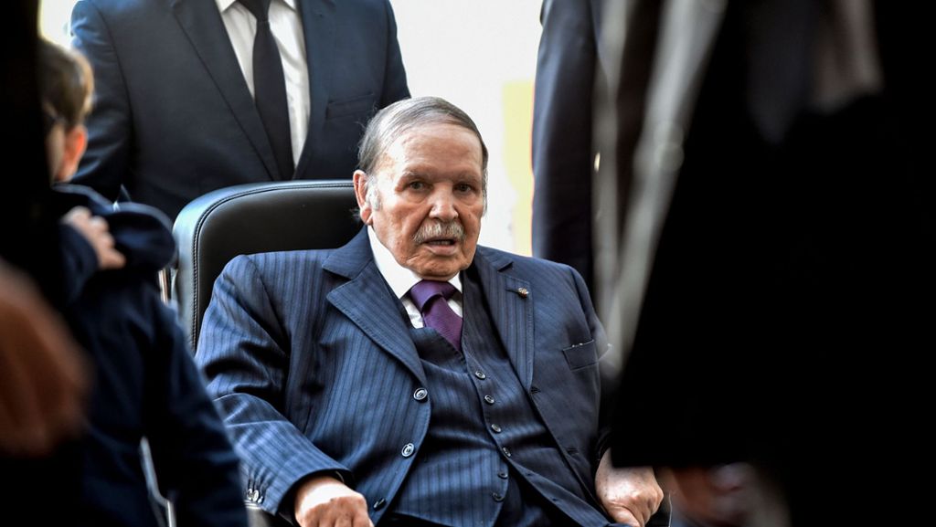  Nach massiven Protesten der Bevölkerung verzichtet der algerische Präsident Abdelaziz Bouteflika auf eine erneute Kandidatur. Er versprach eine Übergangsführung bis zu neuen Wahlen. 
