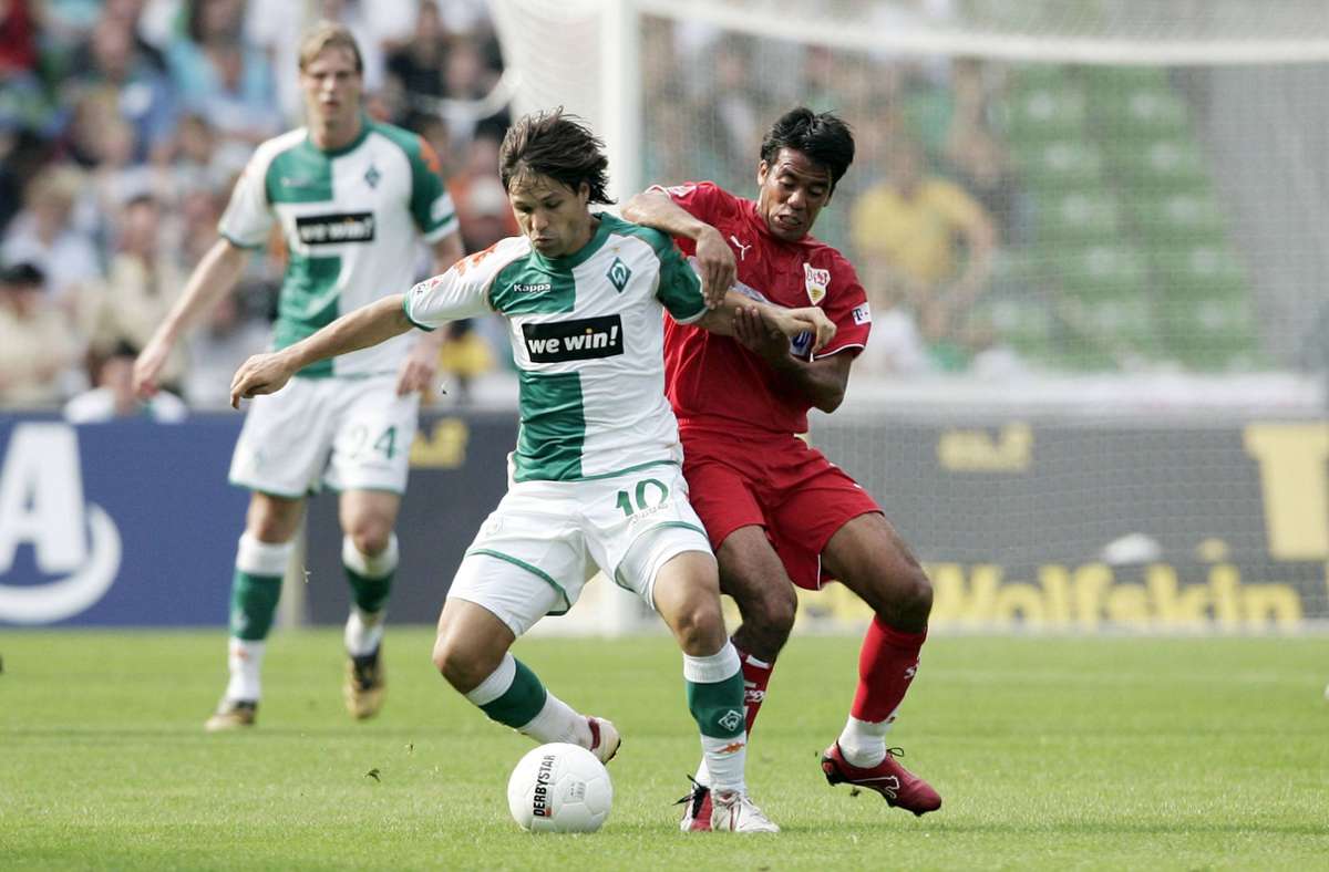Der VfB zeigt nach der Pause große Moral und kämpft entschlossen um die Punkte. Gegen Pavel Pardo (rechts) hat der brasilianische Werder-Spielmacher Diego einen schweren Stand.