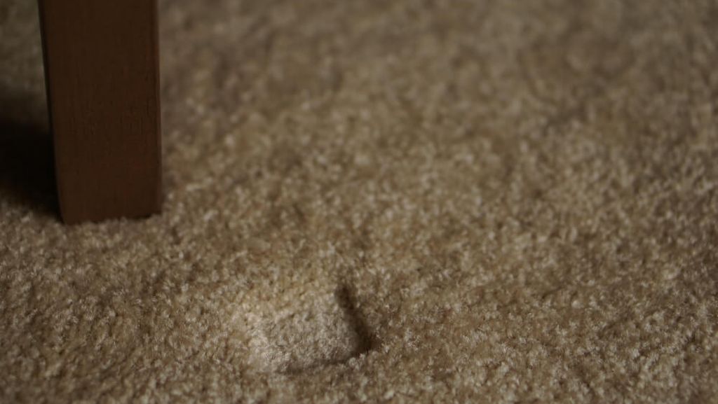 Druckstellen + Laufspuren im Teppich entfernen: 5 Tricks