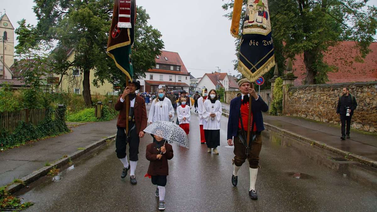  Trotz Einschränkungen und Regen freuten sich Trachtenträger und Besucher, dass das Wendlinger Vinzenzifest nach einem Jahr Coronapause wieder stattfand. 