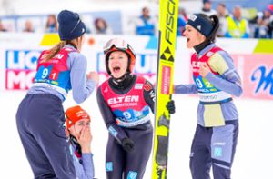 Deutsche Skispringerinnen holen Gold im Team