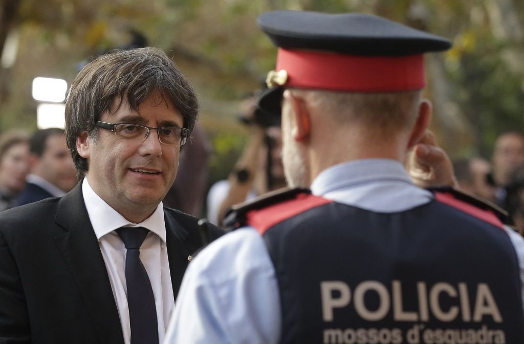 katalanische Regierungschef Carles Puigdemont (links) vor seinem Auftritt vor dem katalanischen Regionalparlament. Foto: AP