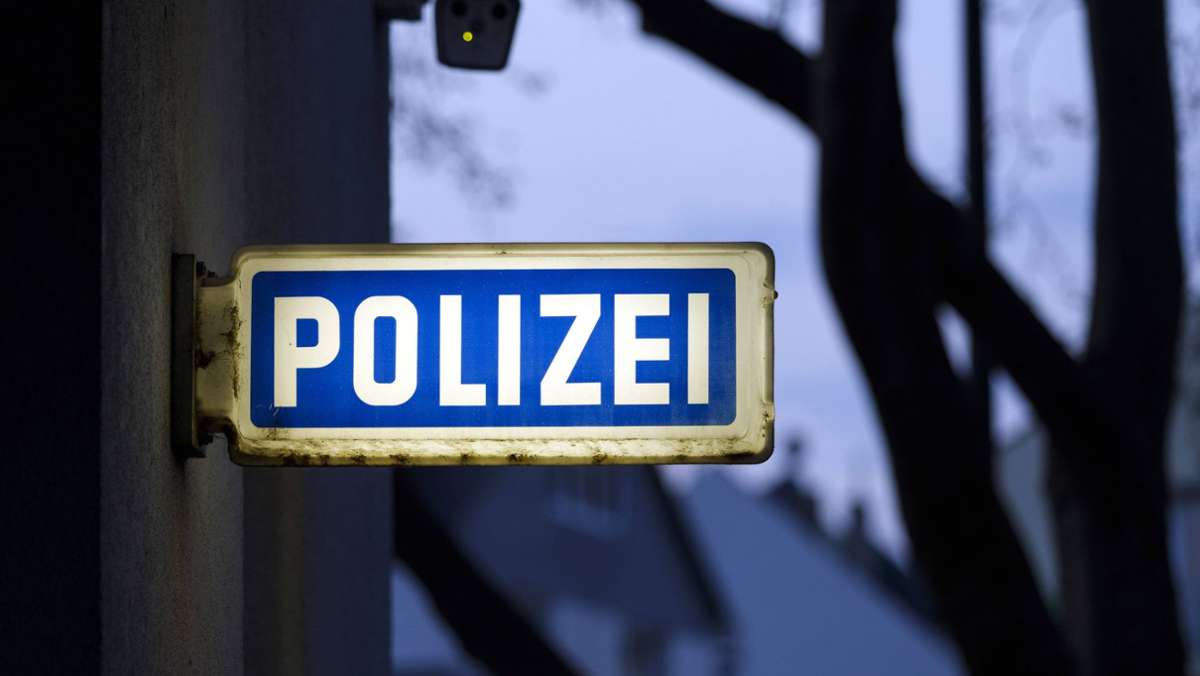  Ein betrunkener Mann hat sich am Samstagabend in Stuttgart vor zwei Frauen entblößt. Die Polizei nahm ihn vorübergehend fest und sperrte ihn zum Ausnüchtern in eine Zelle. 
