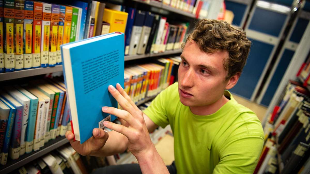 Arbeitsalltag eines  Autisten aus Stuttgart: Niemand sortiert Bücher so schnell  wie Lukas Wünstel