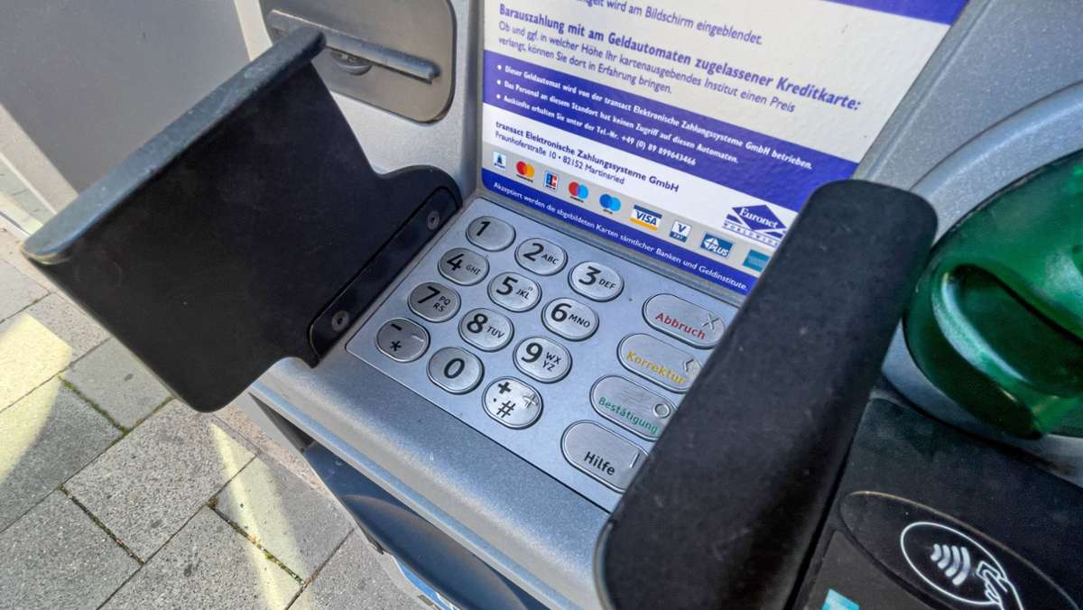 Stuttgart-Möhringen: Seniorin an Geldautomat abgelenkt und Bankkarte gestohlen
