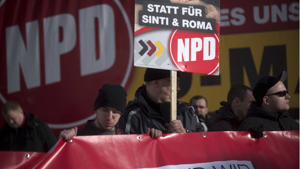  Der Zentralrat Deutscher Sinti und Roma klagte gegen die Stadt Ingolstadt wegen eines umstrittenen NPD-Wahlplakats. Der Richter erklärte im Urteil des Prozesses, die Darstellung habe zwar einen diskriminierenden Charakter, überschreite aber nicht die Grenze zur Strafbarkeit. 
