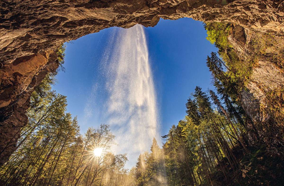 Der Schoßrinn-Wasserfall in den Chiemgauer Alpen ist von hinten begehbar.