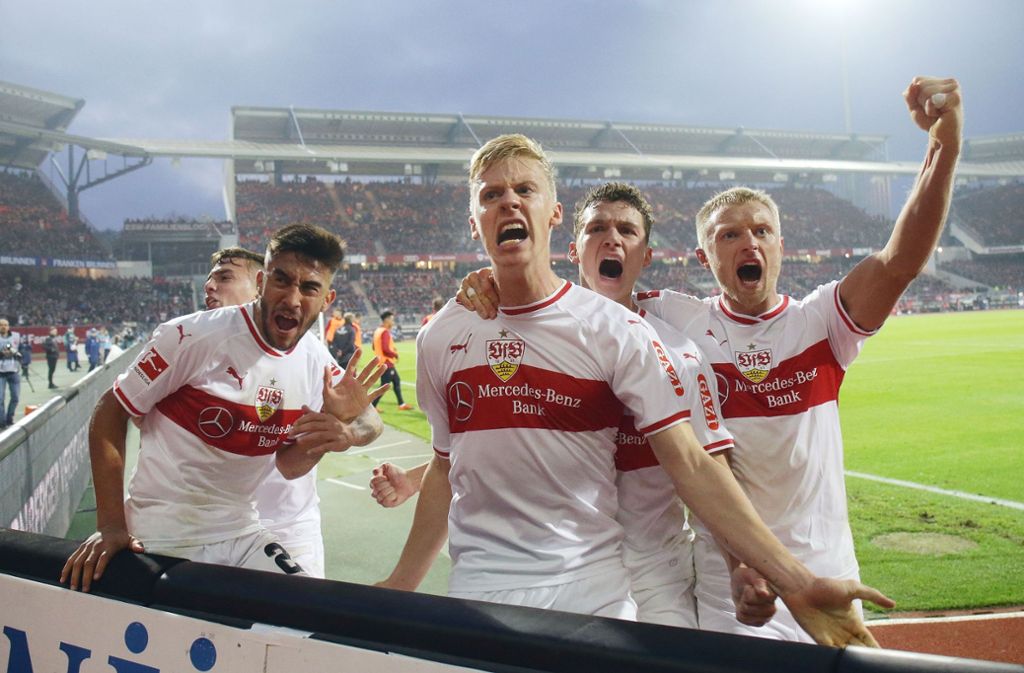 Mit dem 2:0-Sieg beim 1. FC Nürnberg inklusive des ersten Bundesliga-Tores von Timo Baumgartl (Mitte) gelingt dem VfB ein Befreiungsschlag. Es folgen Wochen mit Aufs und Abs.