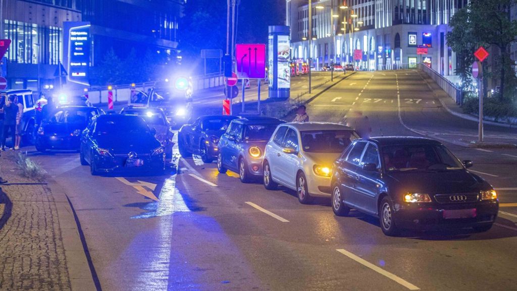 Paulinenbrücke in Stuttgart: Unfall mit sieben Autos fordert vier Verletzte