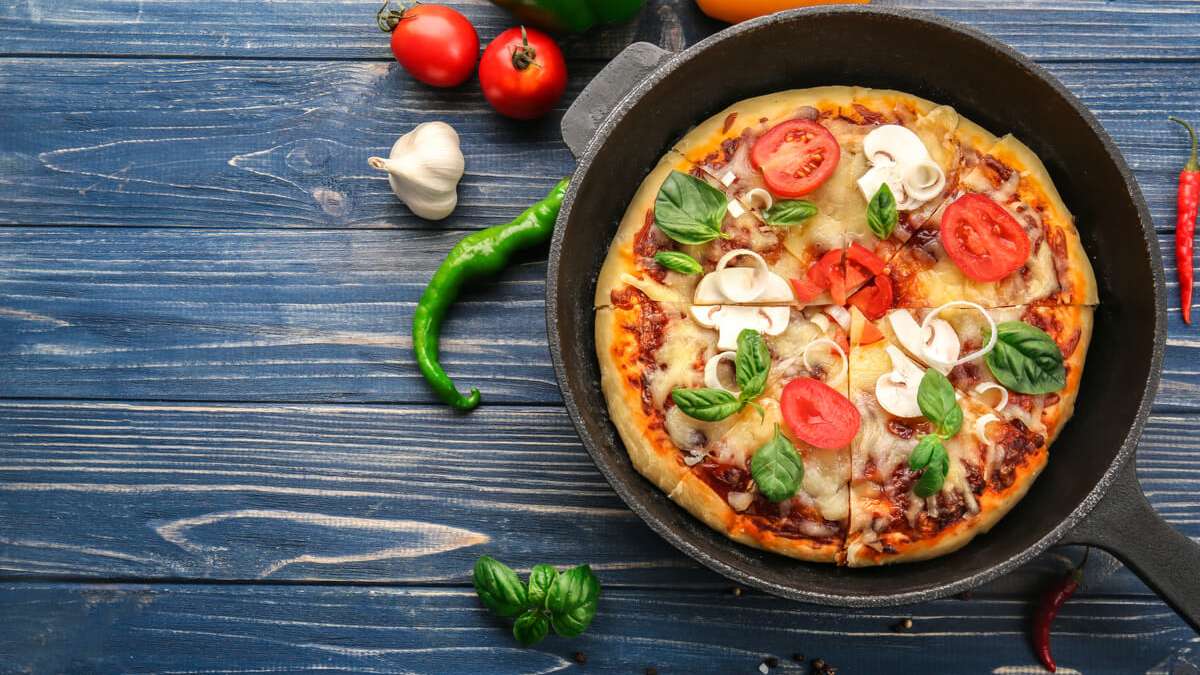 Wenn Sie auf ein paar Dinge achten, gelingt die Tiefkühlpizza auch in der Pfanne. Darauf kommt es bei der Pfannen-Pizza an.