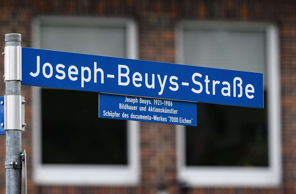 D wie Drakeplatz 4: Eine der berühmtesten Adressen in der Düsseldorfer Kunstszene. Am Drakeplatz 4 lebte und arbeitete Beuys von 1961 bis zu seinem Tod 1986. Die abgebildete Beuys-Straße findet sich dagegen in Kassel, wo der Künstler mit seinem Documenta-Werk „7000 Eichen“ Spuren hinterlassen hat.