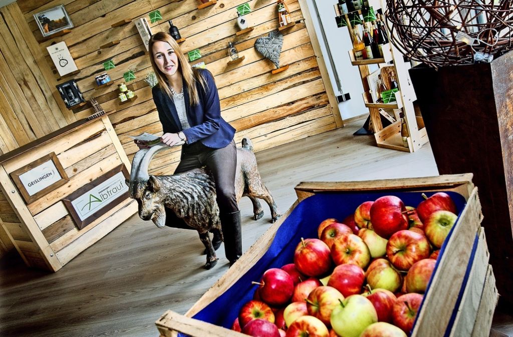 Die Geschäftsführerin Isabell Noether  weiß, Äpfel von  Streuobstwiesen und Produkte von der Ziege lösen Heimatgefühle aus. Foto: Horst Rudel