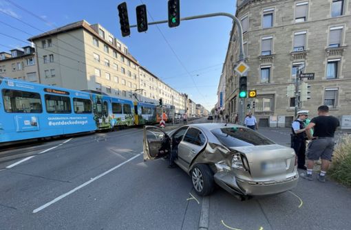 In Stuttgart ist es am Freitag zu einem Unfall zwischen einem Auto und einer Stadtbahn gekommen. Foto: 7aktuell.de/Andreas Werner