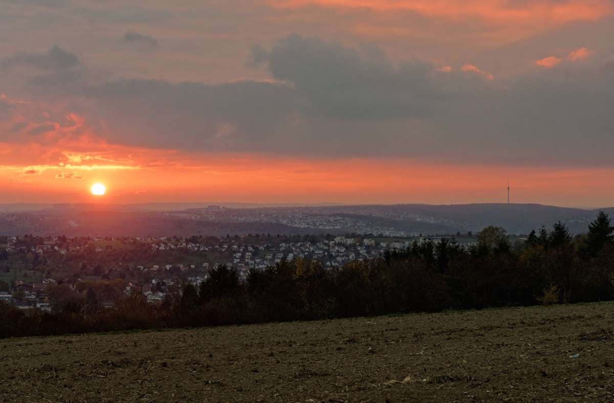 Immer wieder kommt es über Stuttgart zu spektakulären Sonnenuntergängen. Foto: imago /Shotshop/Tom Malorny