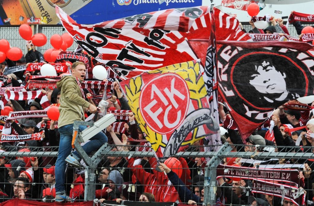 Fan-Freundschaft: Die Fans des FCK und des VfB verstehen sich gut. Foto: dpa