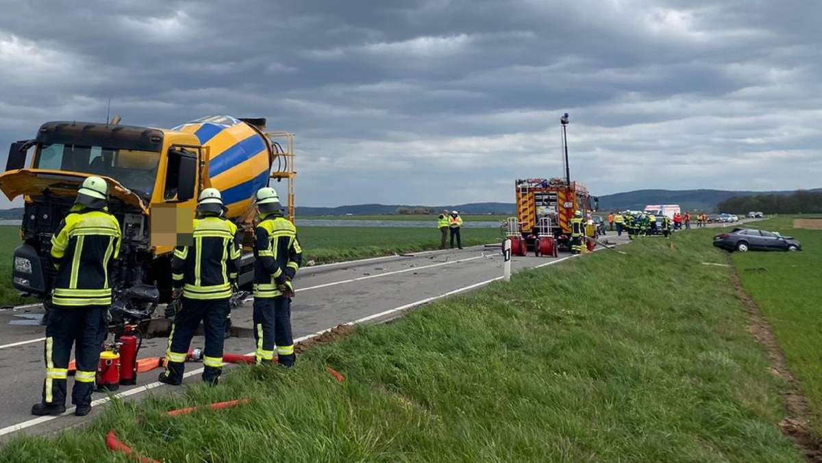 Unfall im Kreis Ludwigsburg: Autofahrer stirbt bei Zusammenstoß mit Betonmischer