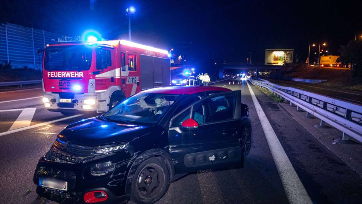  Am späten Mittwochabend ist ein Autofahrer auf der B10 in Richtung Esslingen bei einem Verkehrsunfall im Stuttgarter Südostenschwer verletzt worden. Laut Polizei prallte der 51-Jährige seitlich gegen eine Leitplanke. 