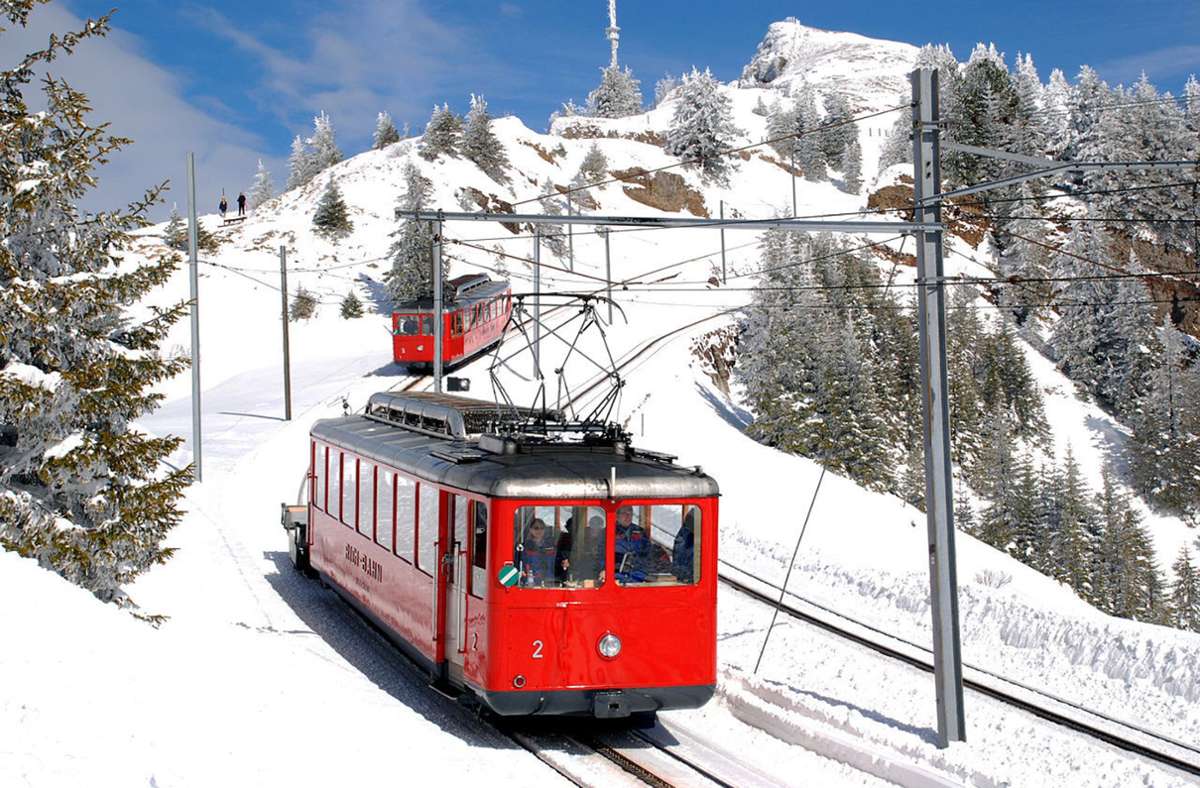 Schweiz: Die Vitznau-Rigi-Bahn (VRB) ist eine schweizerische Normalspur-Zahnradbahn, die von Vitznau auf die Rigi führt. Sie wurde am 21. Mai 1871 unter dem Namen Rigibahn als erste Bergbahn Europas eröffnet. Auf dem Bild ist ein elektrischer Triebwagen von 1937 oberhalb von Rigi-Staffel zu sehen.