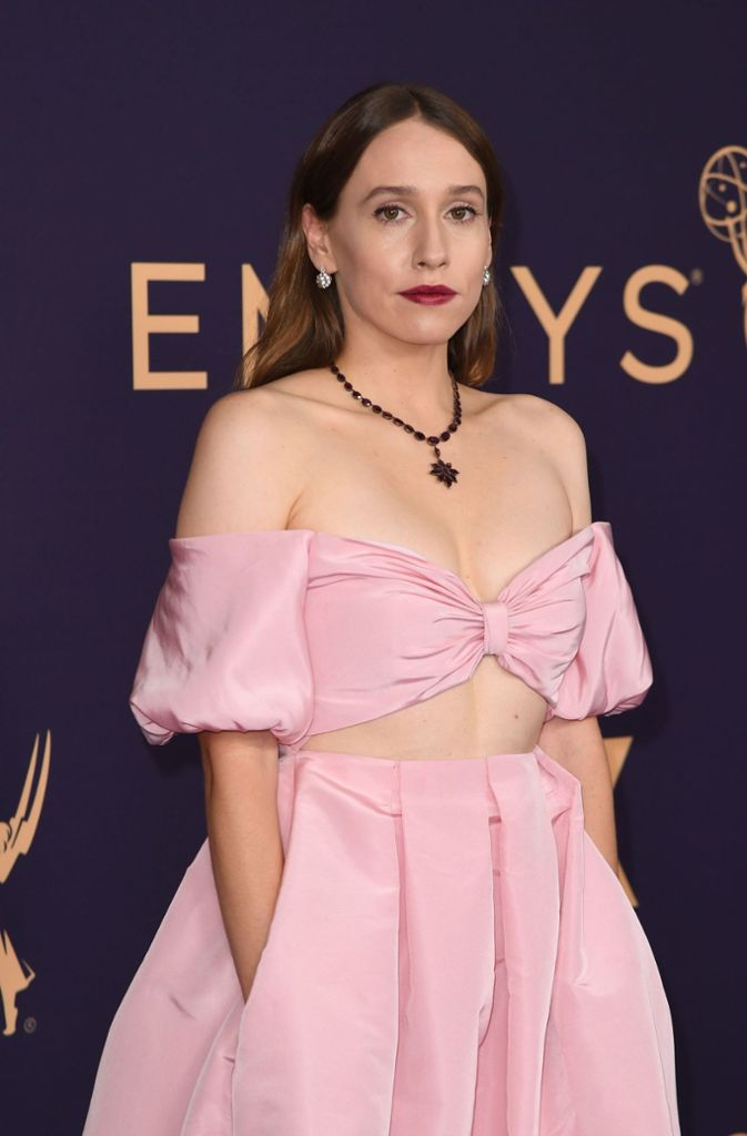 Sarah Sutherland, Tochter von Schauspieler Kiefer Sutherland, erschien im rosa Off-Shoulder Kleid in Cut-out-Optik zur Verleihung.