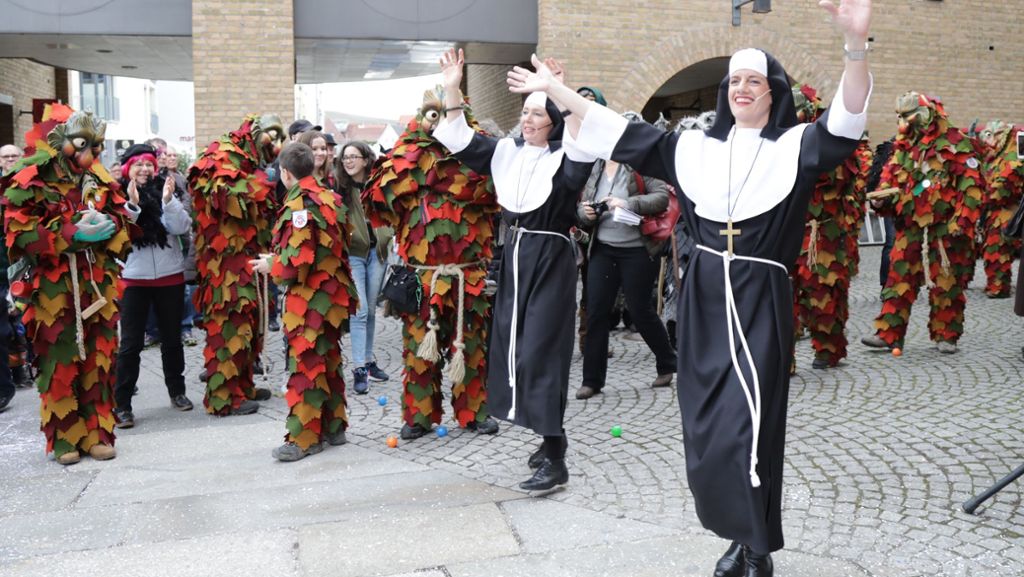 Rathaussturm in Fellbach: Nonnen-Duo verteidigt sich mit Tanzeinlagen und Spielchen